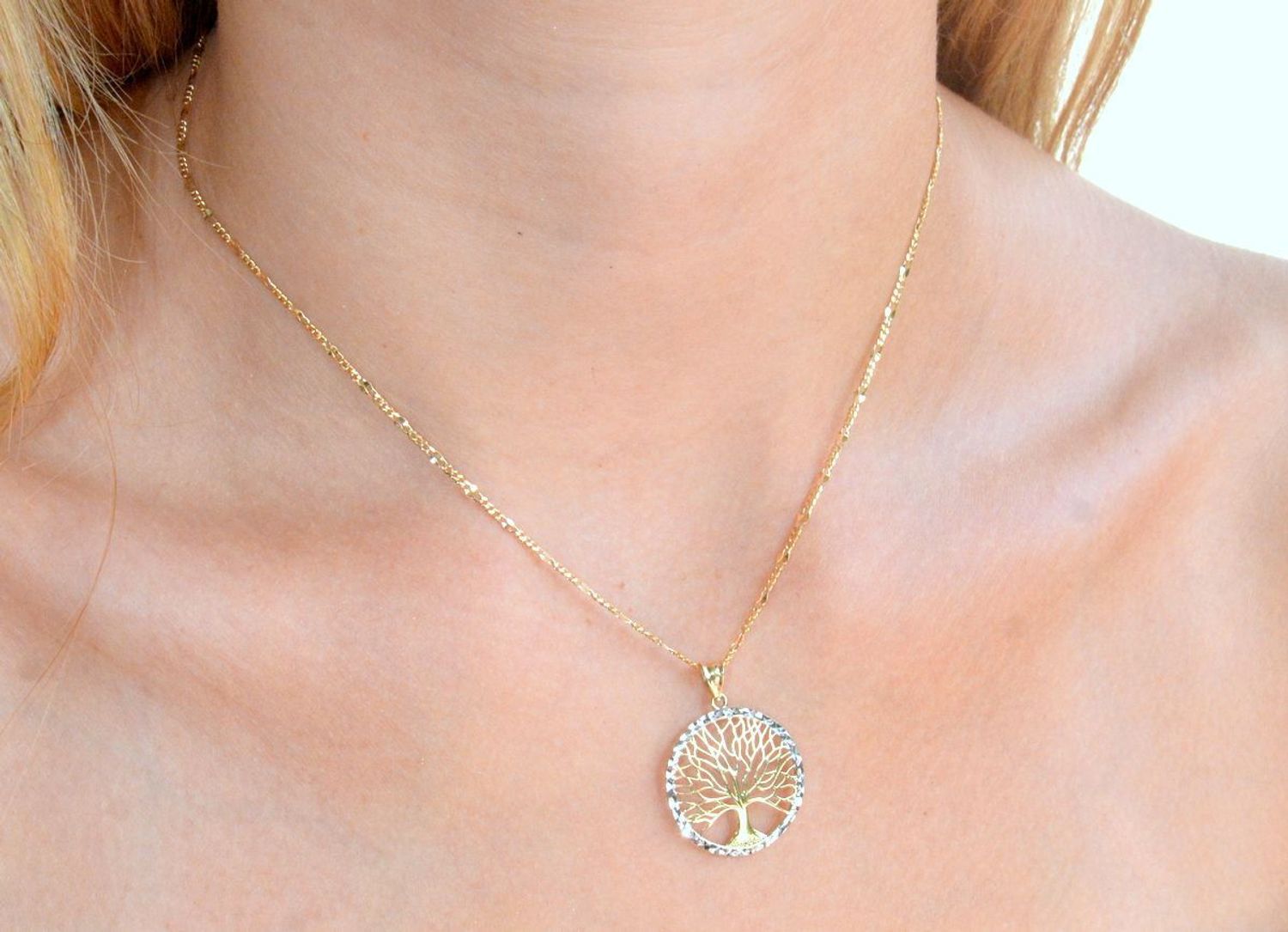 Złota zawieszka 375 drzewko szczęścia w kółku ZA 6777 375. Złota zawieszka 375. Złoty wisiorek drzewko szczęscia. Złota zawieszka damska. Zawieszka damska drzewko szczęścia próby 375. Złota zawieszka na prezent..jpg